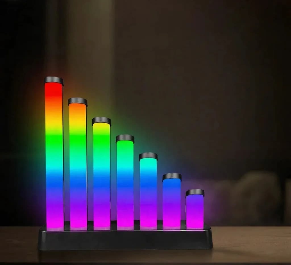 Biurkowa lampka LED RGB reagująca na dźwięk ze sterowaniem aplikacją